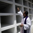 El sacerdote nicaragüense Claudio Guerrero bendice un nuevo Módulo de Nichos de Resguardo Humanitario Forense hoy, en el municipio de Pinogana, en la comunidad de El Real de Santa María, provincia de Darién (Panamá). El Comité Internacional de la Cruz Roja (CICR), en conjunto con el Instituto de Medicina Legal y Ciencias Forense de Panamá (IMELCF) entregaron dicho Módulo que contiene cien nichos forenses y cuyo objetivo es habilitar que los restos mortales de migrantes irregulares no identificados fallecidos en la ruta migratoria de la selva del Darién puedan ser preservados en condiciones dignas. EFE/ Bienvenido Velasco