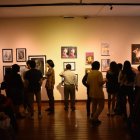 Un grupo de personas acude en estos días a observar los trabajos presentados por alumnos dle colegio Bellas Artes.