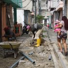Incomodidad. Desde su casa, Fausto Vera observa los trabajos que se realizan en su peatonal, además de la incomodidad de pasar por el sitio.