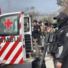 Autoridades mexicanas entregan a dos de los cuatro estadounidenses secuestrados el pasado viernes tras cruzar la frontera en la ciudad fronteriza de Matamoros, en el municipio de Matamoros en el estado de Tamaulipas (México).