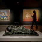 Valencia. Una persona recorre la muestra que la Fundación Bancaja ha abierto con los trabajos del artista colombiano Fernando Botero.