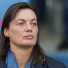 GRAF7065. PARIS, 09/03/2023.- La seleccionadora del equipo francés femenino de fútbol, Corinne Diacre, ha sido destituida este jueves de su puesto ante las desavenencias con varias de las jugadoras más importantes del equipo, a cinco meses del inicio del Mundial, anunció la Federación. Diacre, que tenía contrato hasta 2024, dejará su puesto y una comisión será encargada de encontrarle reemplazo con la vista puesta en la cita de Australia y Nueva Zelenda entre el 20 de julio y el 20 de agosto. La seleccionadora, que dirigía la selección francesa desde 2017, estaba en el disparadero desde que la capitana, Wendie Renard, se retirara de la selección en desacuerdo con su trabajo, un camino que siguieron otras dos importantes jugadoras, Marie-Antoinette Katoto y Kadidiatou Diani. En la imagen, Diacre durante el partido del Mundial que enfrentó a Francia y a Corea del Sur el 7 de junio de 2019 , EFE/ Ian Langsdon