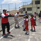 Los menores demostraron las habilidades que ahora tienen gracias a las escuelas gratuitas de rugby.