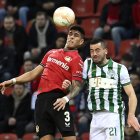 Leverkusen (Germany), 09/03/2023.- Piero Hincapie of Leverkusen (L) in action against Endre Botka of Ferencvaros during the UEFA Europa League Round of 16, 1st leg match between Bayer Leverkusen and Ferencvaros TC in Leverkusen, Germany, 09 March 2023. (Alemania) EFE/EPA/TAMAS KOVACS HUNGARY OUT
