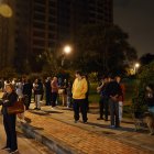 Residentes de un edificio salen de sus viviendas tras sentir un sismo en la madrugada de hoy, en Bogotá (Colombia).