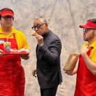 El actor Giancarlo Esposito posa junto a unos fans simulando estar en Los Pollos Hermanos durante la Fan Expo de San Francisco, California