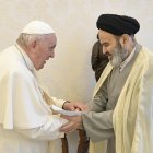 El papa Francisco (izq.) se reúne con el presidente de Religiones y Denominaciones de la Universidad Seyed, Abu al Hassan Navab (der.), este viernes en el Vaticano.