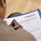 Una persona diligencia un formato de solicitud de empleo, en una fotografía de archivo.