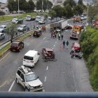 El volcamiento de un trailer afectó a unos 10 vehículos.