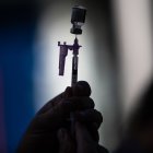 Según el reporte, casi dos millones de dosis de vacunas que habían sido donadas, pero por las cuales Brasil pagó por el transporte