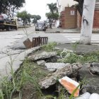 El Cóndor. Así permanece un tramo de la acera de la avenida principal.