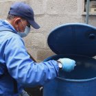 Personal del Ministerio de Salud coloca abate en un reservorio de agua de una vivienda del cantón Durán, este 10 de marzo de 2023, como parte del control vectorial