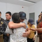 Neptalí Ramos, secuestrado el pasado 6 de marzo en el cantón Durán, pudo ser liberado y se reencontró con sus familiares. “El señor estaba golpeado, lo hallamos vendado, en condiciones infrahumanas”, manifestó en rueda de prensa el general Edwin Noguera, comandante zonal.