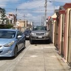Los carros parqueados en veredas es común en la urbe.
