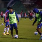 Los jugadores de Gualaceo y Orense saltaron a la cancha del estadio Jorge Andrade Cantos. Ahí les notificaron de la suspensión del partido.