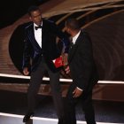 Fotografía de archivo fechada el 28 de marzo de 2022 que muestra al actor Will Smith (d) mientras abofetea al presentador de la gala Chris Rock.