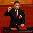 El presidente chino Xi Jinping saluda, puño en al término de la Asamblea Nacional Popular china que le ha designado para un tercer mandato.