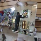 Concluir. En los recuadros, Marco explica los pasos para realizar un vitral, desde sus primeros trazos hasta su finalización, cuyo destino es un rincón del sitio de exposición, donde se venden diferentes artículos de este material.