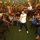 Ambiente de celebración con baile, risas y bebidas alcohólicas se ve en La Cuadra por las noches.