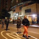 Residentes de un edificio salen de sus viviendas tras sentir el sismo en la madrugada del viernes, en Bogotá (Colombia).