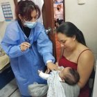 Una madre lleva a su bebe a vacunar en un centro de salud de Guayaquil, el 6 de diciembre de 2022.