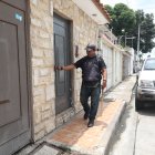 En la ciudadela Los Almendros los guardianes usan palos para defenderse del hampa.