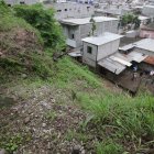 La tierra del cerro cede y cae a los patios de las viviendas.