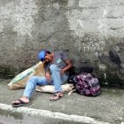 Las veredas de la calle Puyo y avenida 25 de Julio están obstruidas por personas en situación de calle.