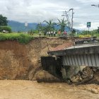 Los moradores de los sectores aledaños quedaron sorprendidos al presenciar el colapso del puente.