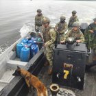 Las canecas con el combustible estaban en una embarcación