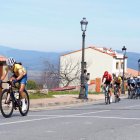 La tricolor Miryam Núñez (i), del Massi Tactic, se quedó con el premio de montaña de la Cabezabellosa en la etapa final de la competencia española.