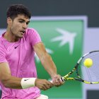 Indian Wells (United States), 12/03/2023.- Carlos Alcaraz of Spain in action against Thanasi Kokkinakis of Australia during the BNP Paribas Open tennis tournament at the Indian Wells Tennis Garden in Indian Wells, California, USA, 11 March 2023. (Tenis, Abierto, España, Estados Unidos) EFE/EPA/RAY ACEVEDO