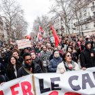 Miles de manifestantes recorrieron las calles de París en señal de protesta contra la reforma de pensiones que impulsa el Gobierno.