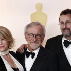 Steven Spielberg (c).