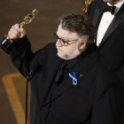 Guillermo Del Toro celebra después de ganar el óscar a la Mejor Película de Animación por "Pinocho".