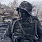 Fotograma cedido por Netflix donde aparece Felix Kammerer como Paul Bäumer, durante una escena de la película "All Quiet on the Western Front".