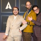 Fotografía de archivo, tomada el pasado 13 de febrero, en la que se registró a los cineastas estadounidenses Daniel Kwan (i) y Daniel Scheinert (c), junto al productor taiwanés-americano Jonathan Wang, durante un evento previo a la ceremonia 95 de los Premios Óscar, en Beverly Hills (California, EE.UU.).