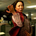 otograma cedido hoy por A24 donde aparece Michelle Yeoh como Evelyn Wang, durante una escena de "Everything Everywhere All At Once", película dirigida por Daniel Kwan y Daniel Scheinert y nominada a 11 Óscars.
