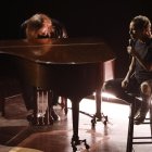 Lady Gaga interpreta la canción nominada "Hold My Hand" en la ceremonia de los Oscar en Hollywood.