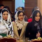 Las legisladoras Pamela Aguirre (i), Viviana Veloz, Marcela Holguín y de fondo (rojo) la asambleísta Johana Ortiz.