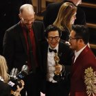 Daniel Scheinert (i) y Daniel Kwan (d) con Ke Huy Quan (c).