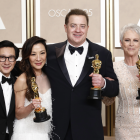 Ke Huy Quan, Michelle Yeoh, Brendan Fraser y Jamie Lee Curtis con sus trofeos a las distintas categorías de actuación.