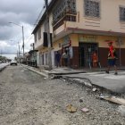 Abandonadas. Desde la calle 13 y Venezuela hasta Leonidas Plaza se observan trabajos inconclusos del carril exclusivo para la troncal 4 que conecta parte del suburbio con calles del centro.