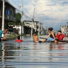 En flotadores o balsas, los habitantes de Milagro se movilizan por las lluvias.