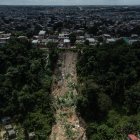Fotografía de la zona donde ocurrió un deslizamiento de tierra provocado por las fuertes lluvias, hoy lunes 13 de marzo, en Manaos (Brasil).
