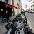 Cubos de basura rebosantes en París este domingo 12 d emarzo.