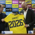 El español Félix Sánchez Bas, durante su presentación oficial, recibió la camiseta de la Tricolor con su apellido y el número 2026, que refleja su principal objetivo y de la FEF: clasificar a la próxima Copa del Mundo.