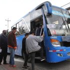 Abarrotados. Pese a que no es hora pico, la gente forma largas filas, por el tiempo de espera, hasta que llegue el bus que los llevará hacia Quito.