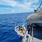 El personal de la Armada y Policía Nacional en las intervención de la embarcación.