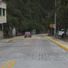 La vía luce con nuevos adoquines y señalización.